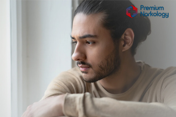 Мужчина сидит и о чем-то думает